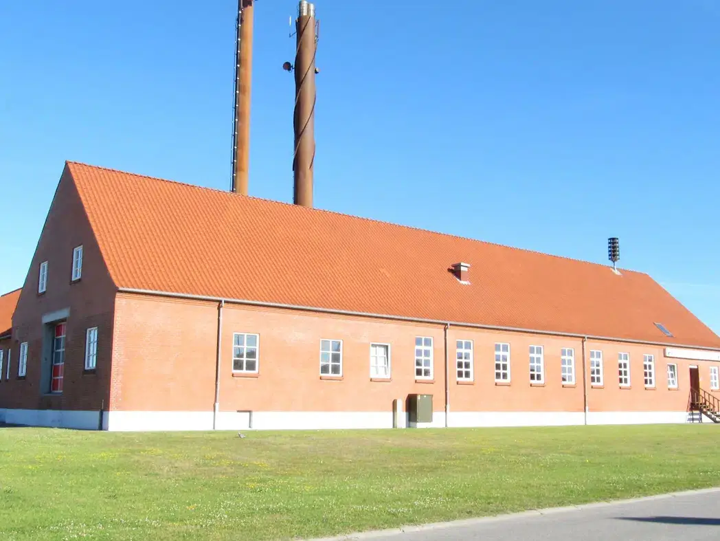 Hanstholm Varmeværks anlæg under en blå himmel
