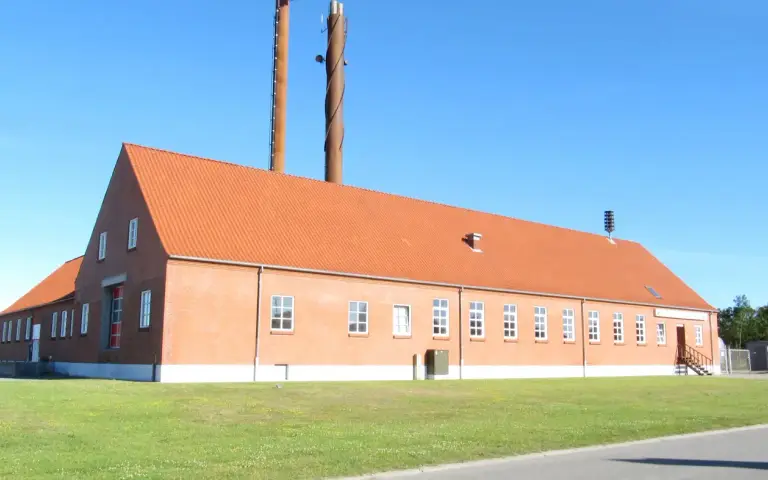 Hanstholm Varmeværks anlæg under en blå himmel
